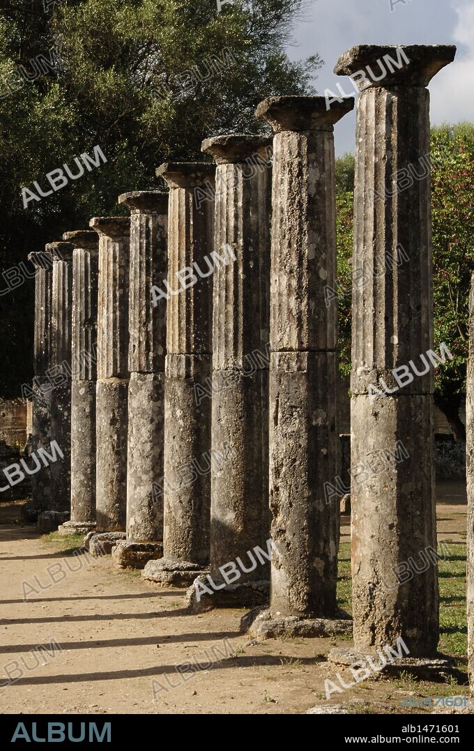 ARTE GRIEGO. GRECIA. SANTUARIO DE OLIMPIA. Detalle de la COLUMNATA DORICA que formaba la PALESTRA helenística del s. III a. C., donde se entrenaban los atletas. Región del Peloponeso. Provincia de Ilía.