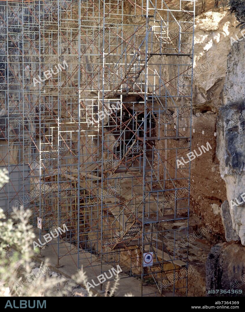 TRINCHERA DOLINA-CUEVA DE LOS ZARPAZOS-ENTRADA( MATERIALES ENTRE 350 MIL Y 110 MIL AÑOS)PLEISTOCENO.