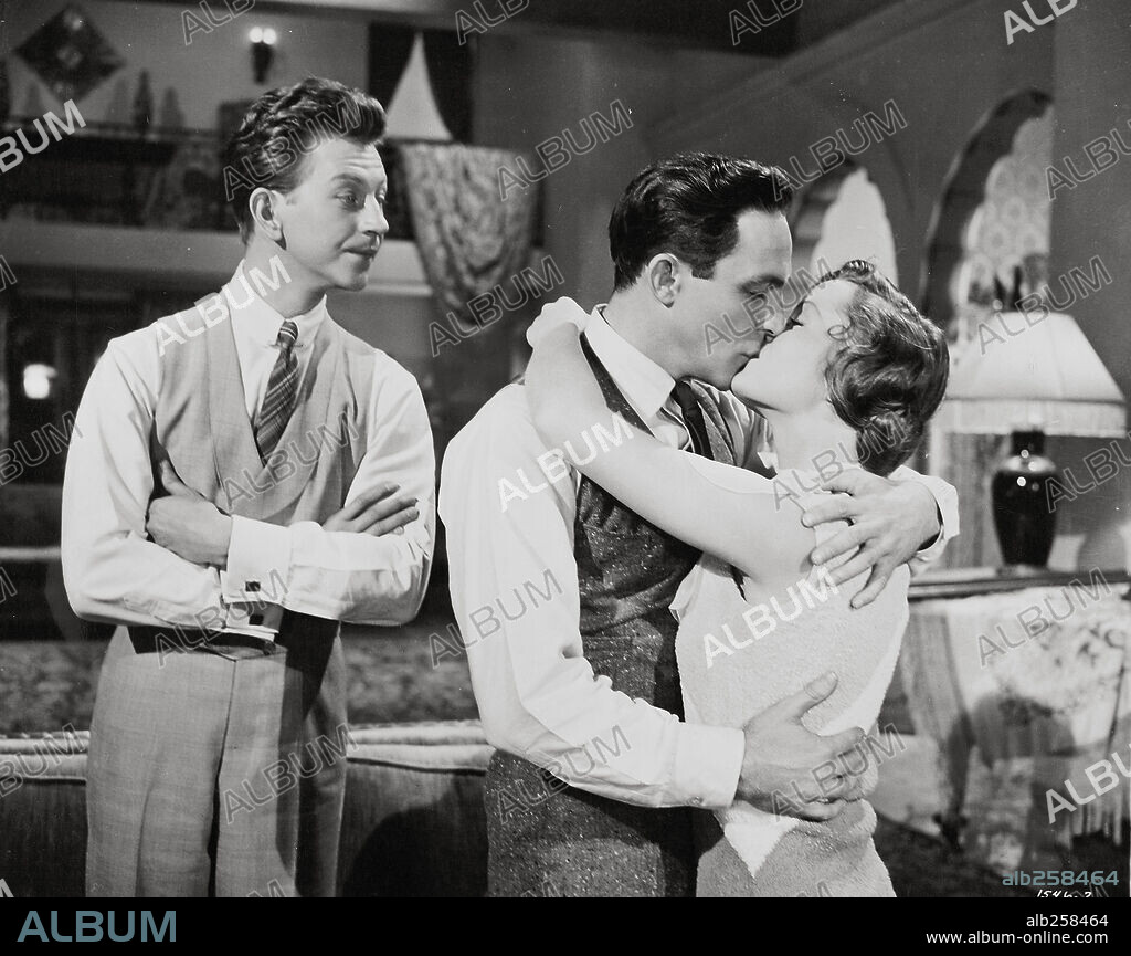 DEBBIE REYNOLDS, DONALD O'CONNOR and GENE KELLY in SINGIN' IN THE RAIN, 1952, directed by GENE KELLY and STANLEY DONEN. Copyright M.G.M.