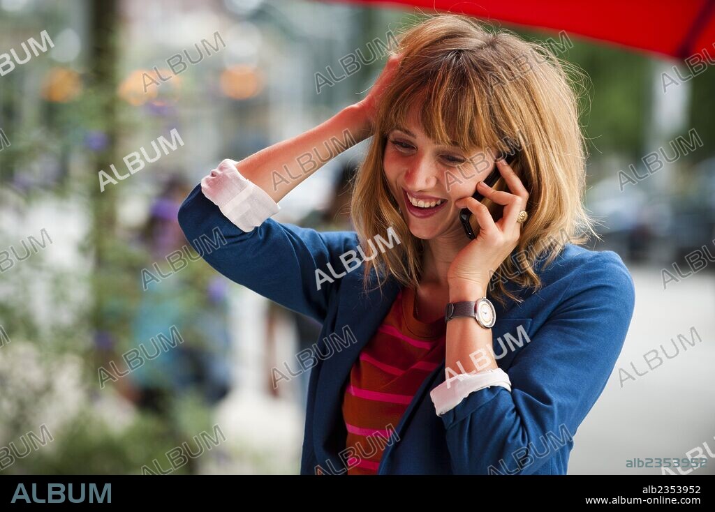 ZOE KAZAN en AMIGOS DE MAS, 2013 (WHAT IF), dirigida por MICHAEL DOWSE. Copyright NO TRACE CAMPING.