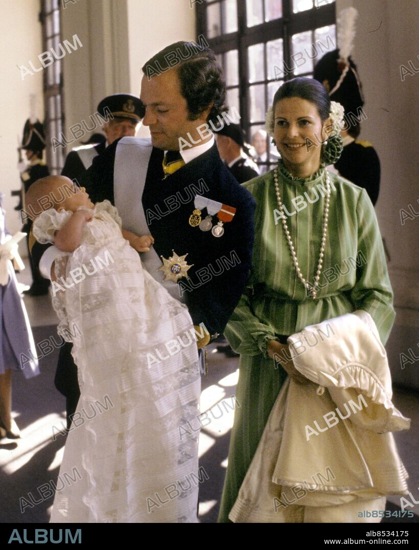 File 1977-09-27. King Carl XVI Gustaf holding Princess Victoria in his arms next to him Queen Silvia at the Royal Palace in Stockholm September 27, 1977 after the princess christening in the Palace church.. *******. Kung Carl XVI Gustaf med prinsessan Victoria famnen tillsammans med drottning Silvia på Stockholms slott 27:e september 1977 efter prinsessans dopceremoni i slottskyrkan.. Photo: Bertil Ericson / SCANPIX / Kod: 1002.