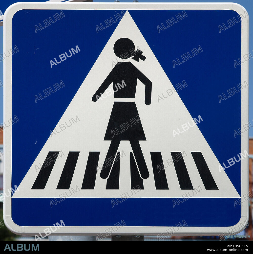 SEÑAL DE TRAFICO DE PASO DE PEATONES con la imagen de una mujer.