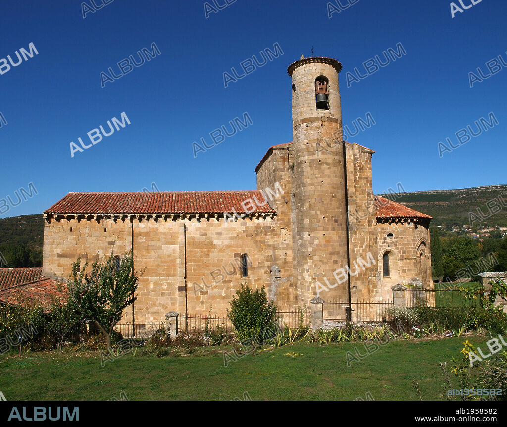 ARTE ROMANICO. ESPAÑA. COLEGIATA DE SAN MARTIN DE ELINES. Erigida inicialmente como monasterio, del cual ya se tiene noticia en el siglo X. Edificio declarado Bien de Interés Cultural en 1931. Vista exterior. San Martín de Elines. Cantabria.