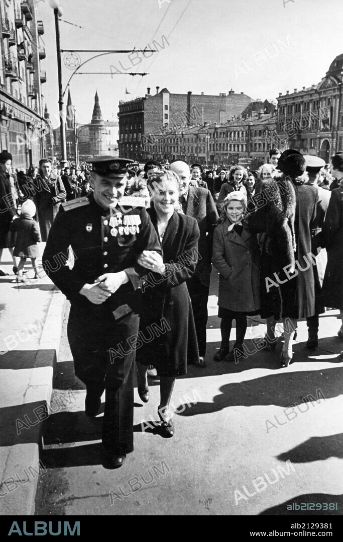 A red army soldier and his girlfriend on gorky street after the victory day celebrations in red square on may 9, 1945, the towers of the moscow kremlin can be seen in the background. 01/02/2013