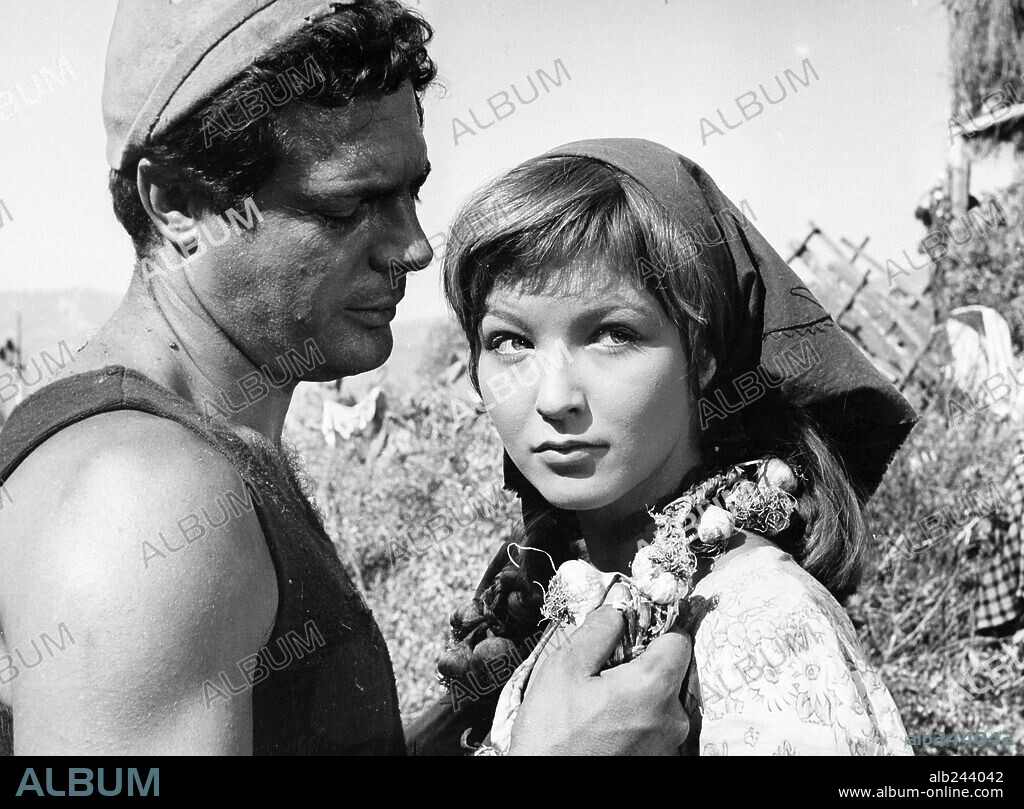 MARCELLO MASTROIANNI y MARINA VLADY en DÍAS DE AMOR, 1954 (GIORNI D'AMORE), dirigida por GIUSEPPE DE SANTIS. Copyright EXCELSA FILM.