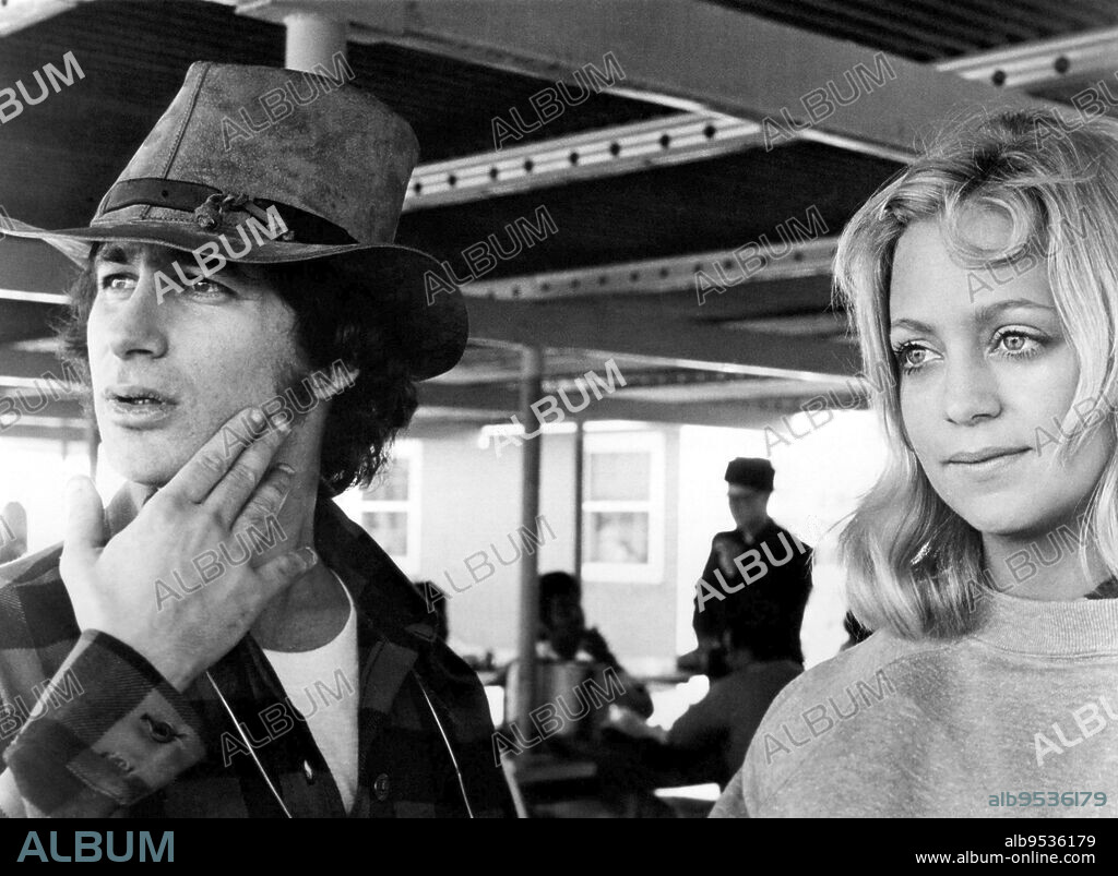 GOLDIE HAWN et STEVEN SPIELBERG dans THE SUGARLAND EXPRESS, 1974, réalisé par STEVEN SPIELBERG. Copyright UNIVERSAL PICTURES.