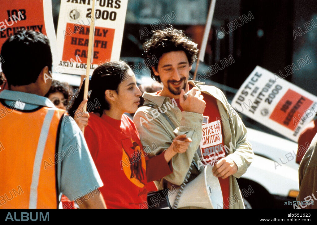 ADRIEN BRODY y PILAR PADILLA en PAN Y ROSAS, 2000 (BREAD AND ROSES), dirigida por KEN LOACH. Copyright TORNASOL FILMS.