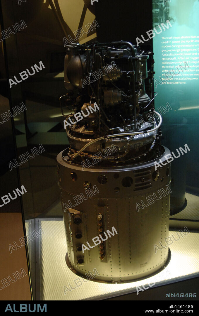 PILA ALCALINA DE COMBUSTIBLE. Tres de estos elementos fueron utilizados para dar energía al módulo de mando de las misiones Apolo. Combinando hidrógeno y oxígeno proporcionan energía y agua al vehículo espacial. Centro Espacial de la NASA Lyndon B. Johnson. HOUSTON. Estado de Texas. Estados Unidos.