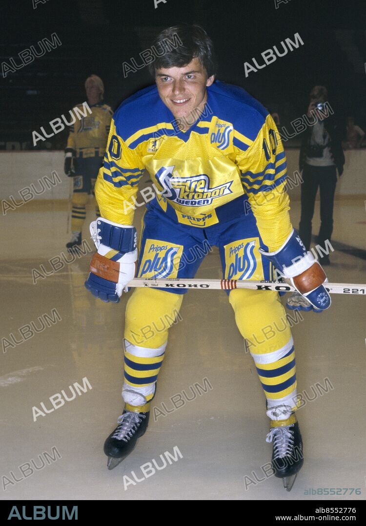 ARKIV 1981AUG. Tre Kronors Anders Kallur, visar upp nya landlagsdressen under en samling med Svenska ishockeylandslaget Tre Kronor augusti 1981.. Foto: Hans T Dahlskog / SCANPIX / Kod: 1003.