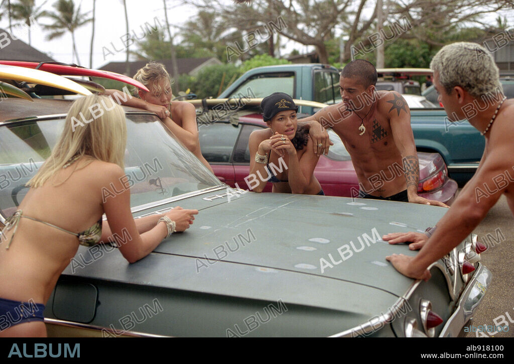 CHRIS TALOA, KALA ALEXANDER, KATE BOSWORTH, MICHELLE RODRIGUEZ and SANOE LAKE in BLUE CRUSH, 2002, directed by JOHN STOCKWELL. Copyright UNIVERSAL STUDIOS / JOHNSON, JOHN.