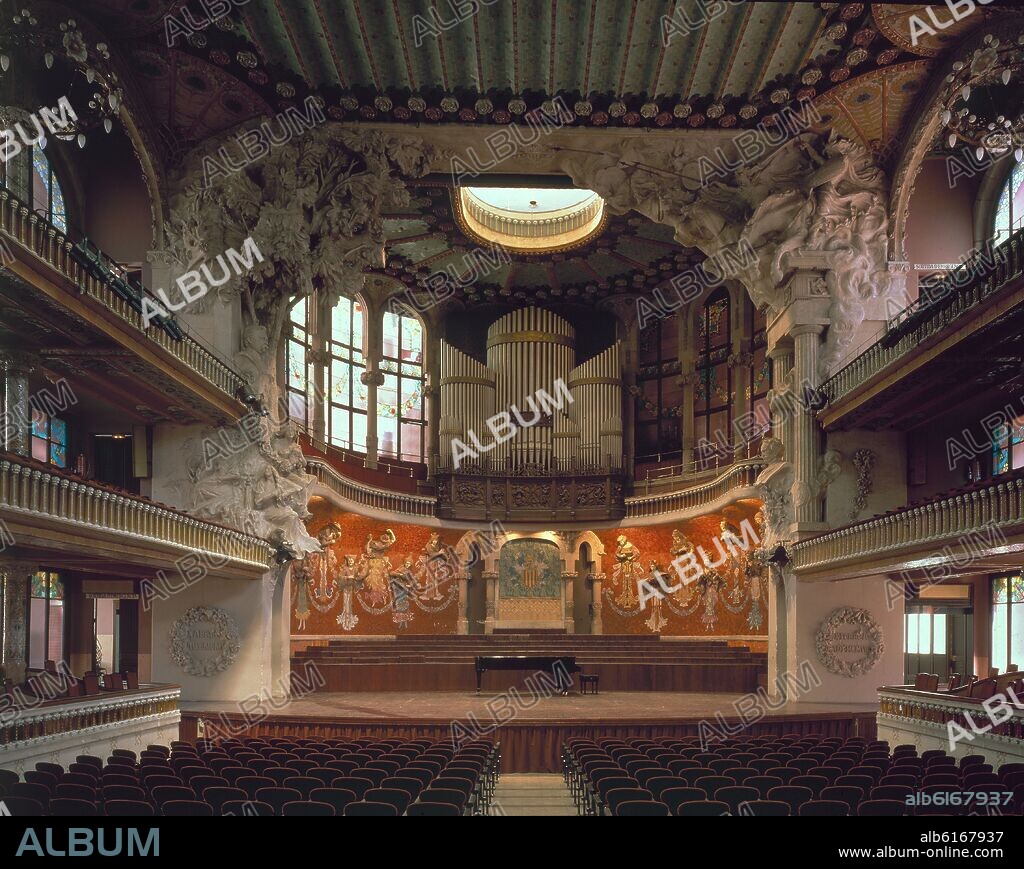 LLUÍS DOMÈNECH I MONTANER. VISTA DEL HEMICICLO, EL ESCENARIO DECORADO CON LAS MUSAS POR EL ESCULTOR EUSEBI ARNAU Y EL MOSAIQUISTA LLUIS BRU, 1905.