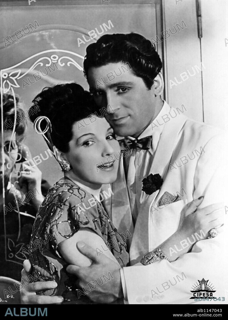 LIBERTAD LAMARQUE en ROMANCE MUSICAL, 1947. Copyright ESTUDIOS SAN MIGUEL.