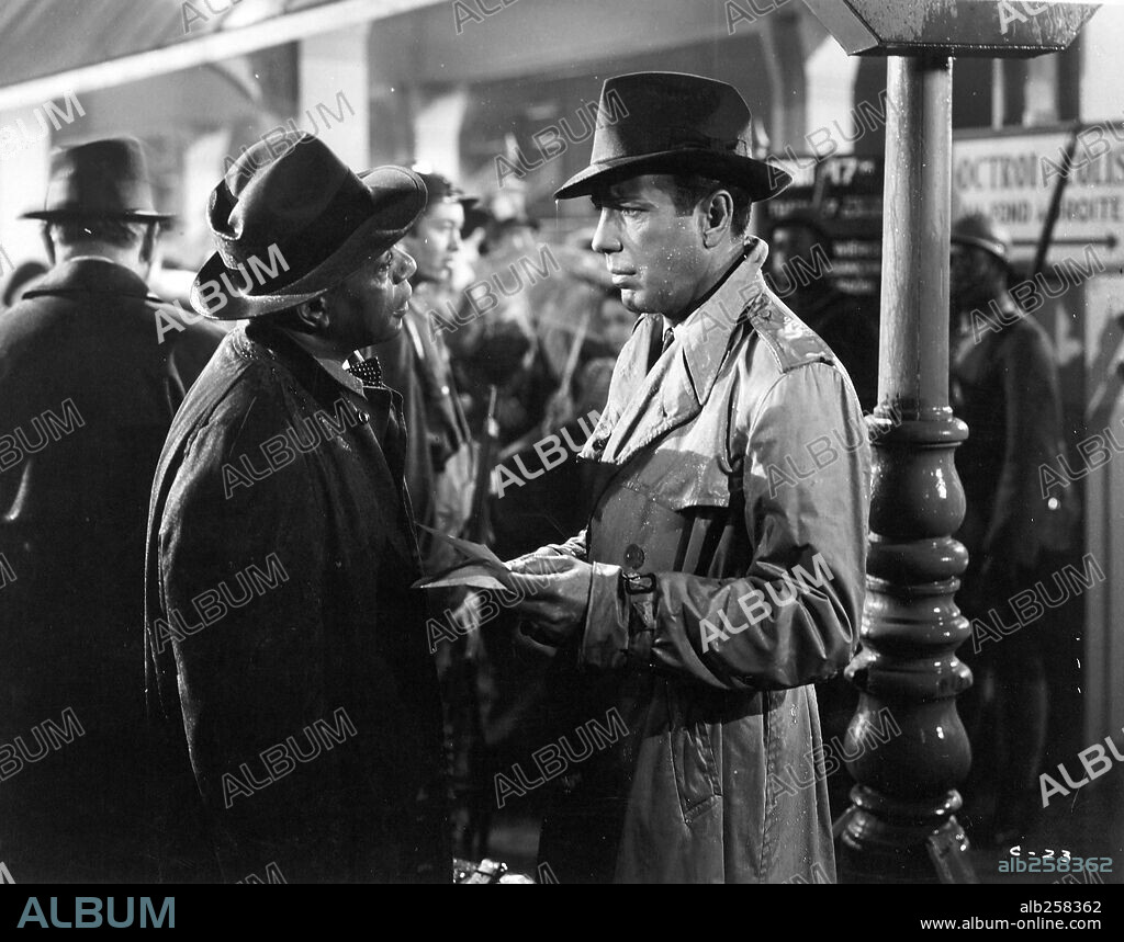DOOLEY WILSON y HUMPHREY BOGART en CASABLANCA, 1942, dirigida por MICHAEL CURTIZ. Copyright WARNER BROTHERS.
