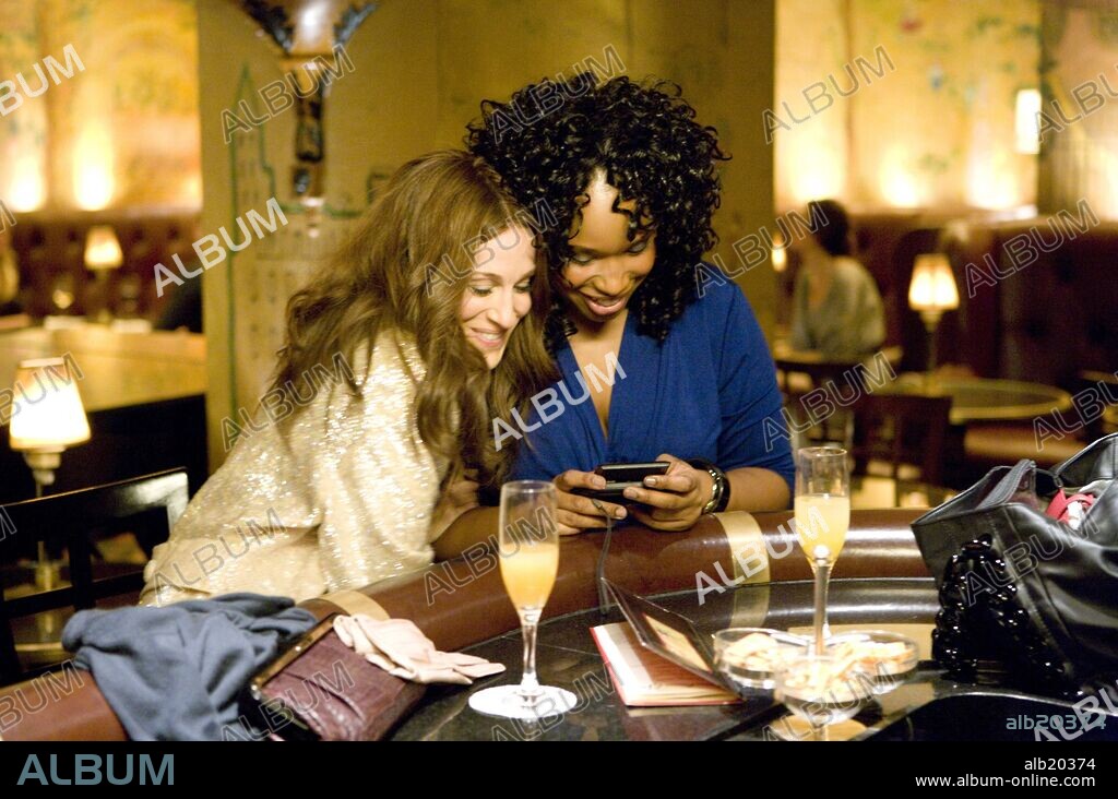 JENNIFER HUDSON and SARAH JESSICA PARKER in SEX AND THE CITY: THE MOVIE, 2008, directed by MICHAEL PATRICK KING. Copyright DARREN STAR PROD./HBO FILMS/NEW LINE CINEMA / BLANKENHORN, CRAIG.