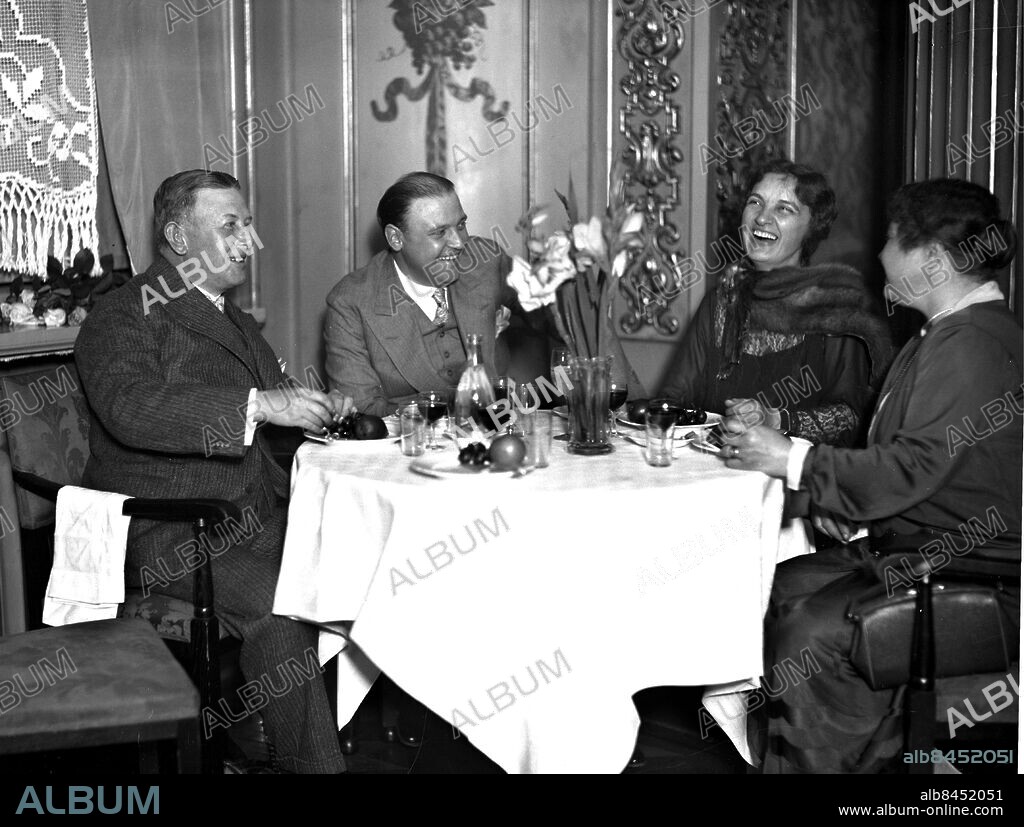 ARKIV 1930 . Teaterdirektören Robert Ryberg och hustrun, operettsångerskan Marietta Ryberg (mitten) äter middag med vänner (okända).. Ryberg var bland annat chef för Södra Teatern.. Theatre manager Robert Ryberg and his wife, singer Marietta Ryberg (in the middle) have dinner with unidentified friends.. Foto: Peddy Moberg / TT Historical / Kod: 1900.