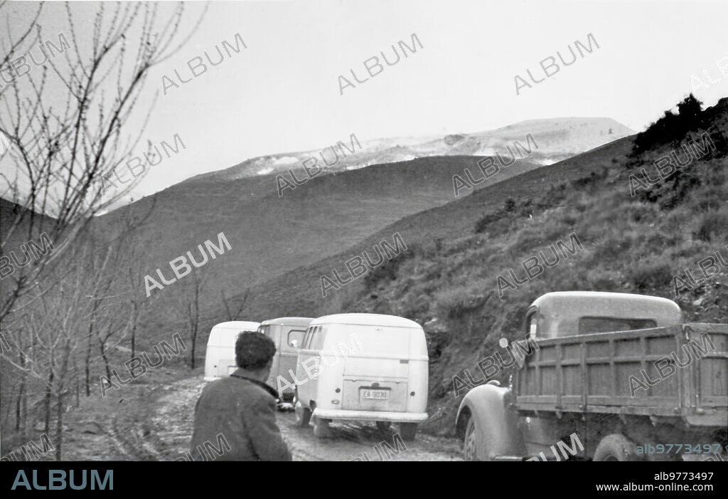 8 marzo 1960. Del accidente aéreo de jerez del Marquesado. Las Ambulancias no Podían pasar de Aquí, pero A lo Lejos, tras aquellas Cimas Nevadas, Hay un Avión con Heridos, que Han de recoger en Camillas y Caballerías las Expediciones de Socorro, en lucha con la Ventisca, para recorrer Muchos Kilómetros hasta las Ambulancias que los Conduzcan A Granada.