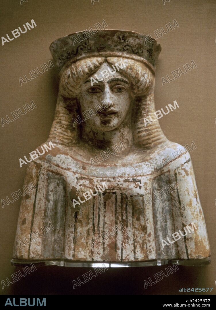 ARTE GRIEGO-PERIODO ARCAICO. GRECIA. TANAGRA. Figurilla de barro utilizada como ofrenda funeraria en la antigua Grecia, especialmente a partir del siglo IV a. C. BUSTO DE UNA MUJER JOVEN O DIOSA, de rasgos simples y pintados. Pieza procedente de Tanagra, antigua ciudad de Beocia. Fechada hacia el 420-390 a. C. British Museum. Londres. Reino Unido.