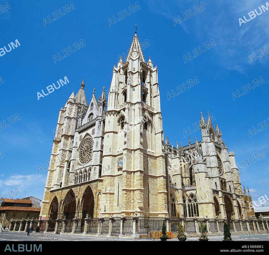 CASTILLA-LEON. LEON. Vista de la CATEDRAL DE SANTA MARIA DE REGLA, de estilo gótico, construida en el año 1205 por iniciativa del obispo Manrique DE LARA. Las obras no finalizaron hasta principios del siglo XIV. La fachada principal está flanqueada por dos torres asimétricas. España.