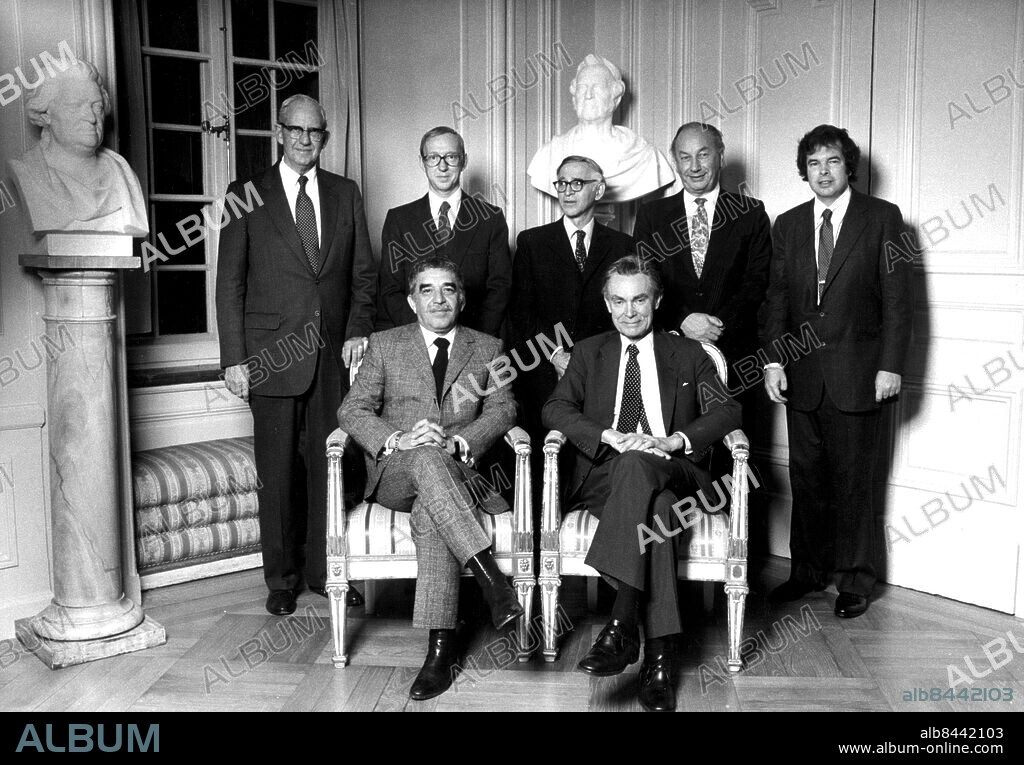 STOCKHOLM 1982-12-10 . Nobelpriset 1982. Bilden (Sittande fr.v.): Gabriel Garcia Marquez, litteratur. Sune K Bergström, medicin.. (Stående fr.v.): George Stigler, ekonomi. Bengt Samuelsson, medicin. Aaron Klug, kemi. John Vane, medicin Kenneth G Wilson. fysik. Foto: Scanpix Code: 20360.