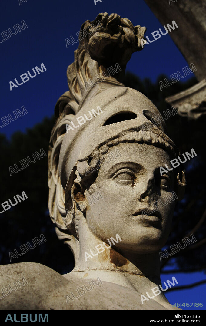 MARTE (el "ARES" griego). Dios de la guerra. Detalle de la ESTATUA DE MARTE en el CANOPO de la VILLA ADRIANA, villa imperial construída en el siglo II por orden del emperador Adriano (76-138). Cercanías de Tívoli. Italia.
