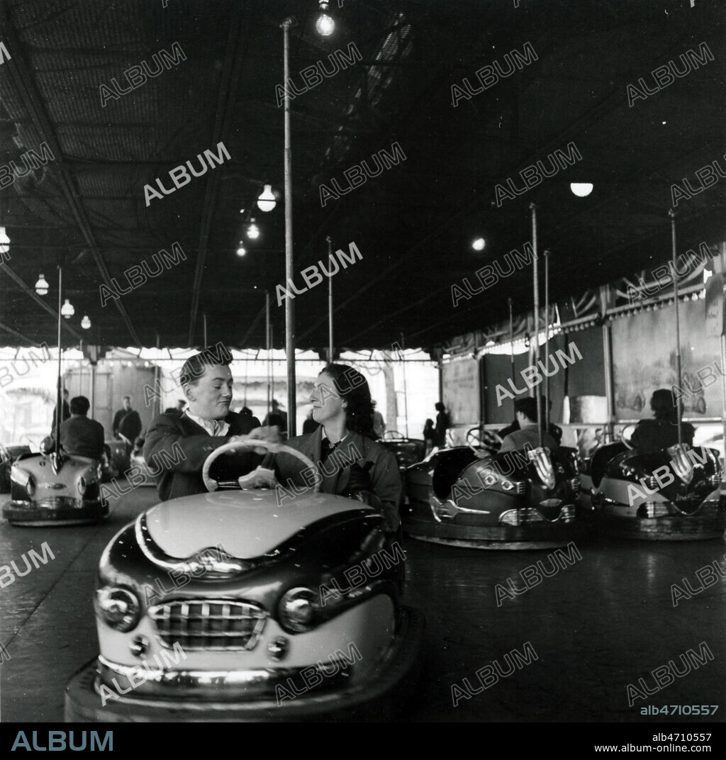 Couple dans une auto-tamponneuse dans une fete foraine a Paris. Manege annees 50. Photographie de Jean Pottier en 1958. Credit: Jean Pottier / KHARBINE-TAPABOR.