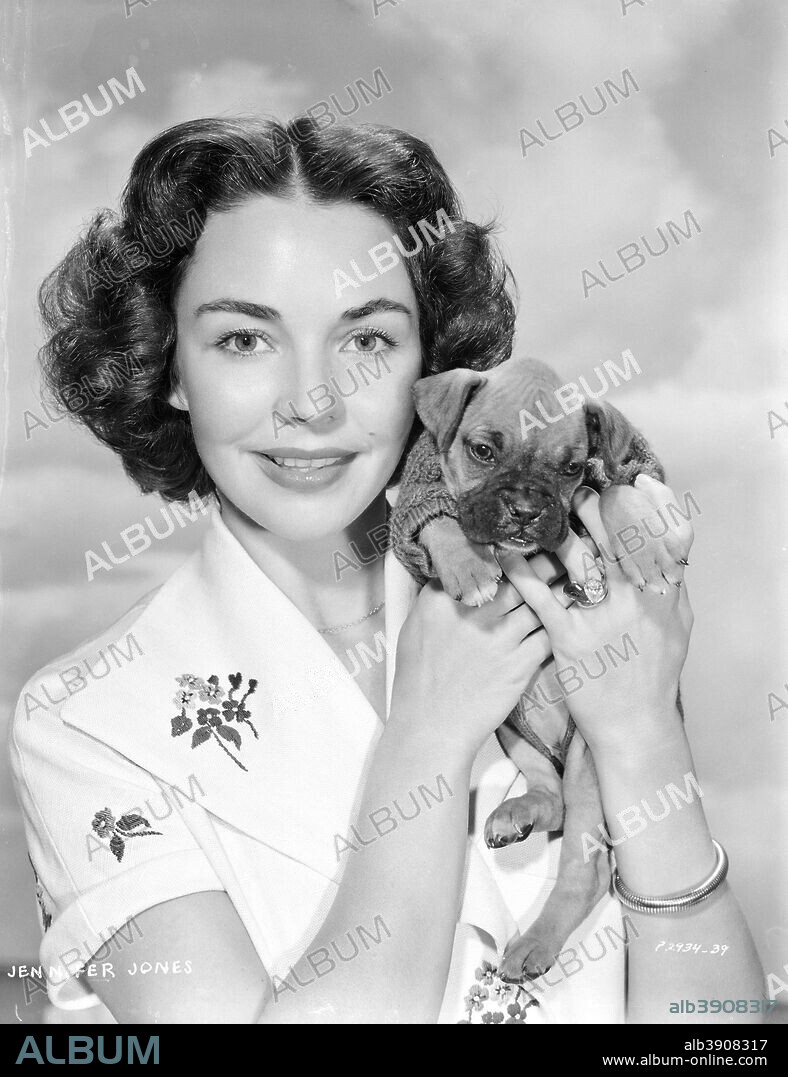 Con Jennifer Jones. JENNIFER JONES.