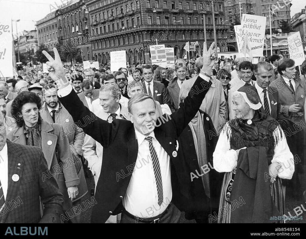 STOCKHOLM 1983-10-04. Omkring 75 000 människor slöt upp i ett av de största demonstrationstågen någonsin i Sverige. Gunnar Randholm, en av initiativtagarna till demonstrationen mot löntagarfonder höjer armarna i en segergest. Antonia Ax:son Johnson (tv) och Matts Carlgren (näst längst till höger) var några som deltog i tåget.. Foto: Jan Delden / EXP / TT / Kod: 10. **AFTONBLADET OUT**.
