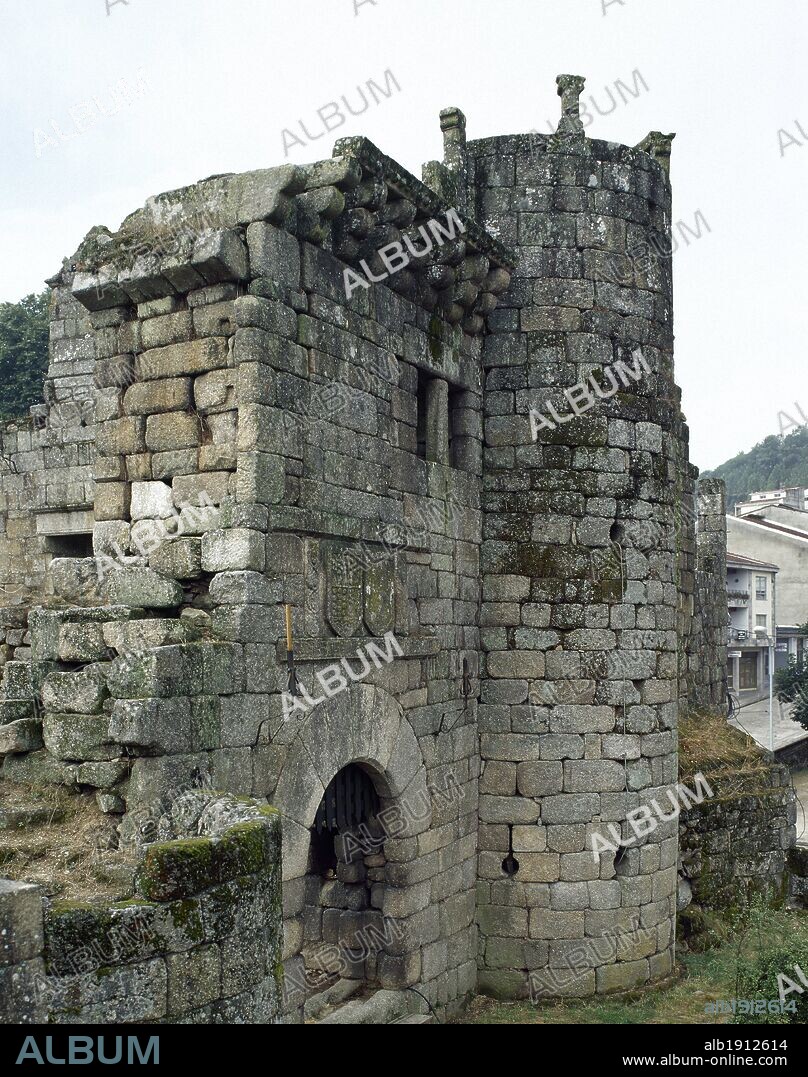 ARTE GOTICO-TARDIO. ESPAÑA. CASTILLO DE LOS SARMIENTO. Fortaleza que data de la segunda mitad del siglo XV, al instituirse el Condado de Ribadavia en favor de Don Bernardino Pérez Sarmiento. Vista de la ANTIGUA PUERTA PRINCIPAL de acceso, defendida con una torre cubo. Sobre la puerta, los escudos de los Sarmiento y Fajardo. RIBADAVIA. Provincia de Orense. Galicia.