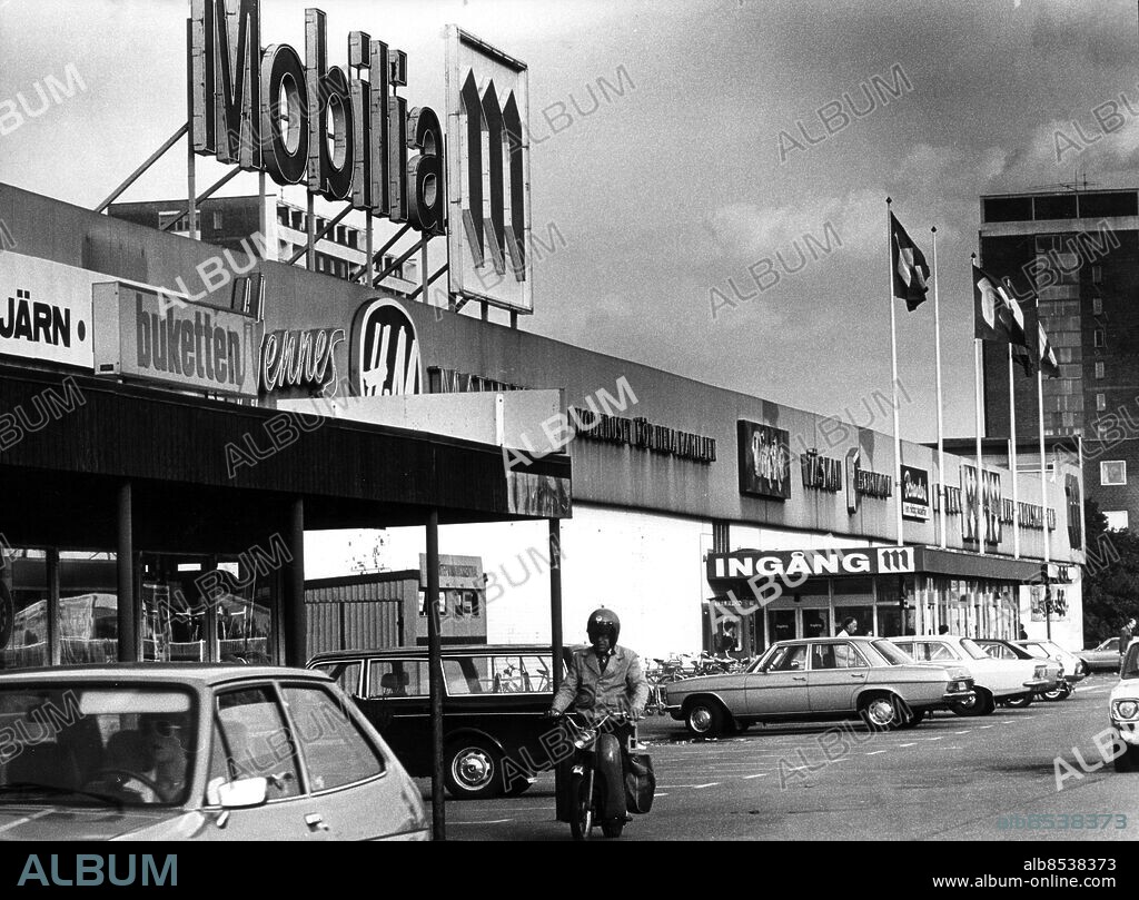 Mobilia i Malmö 1979. Exteriör entré mot Stadiongatan bilar personbilar parkering p-plats.. Foto: Nikolai Jakobsen / Sydsvenskan / IBL Bildbyrå.