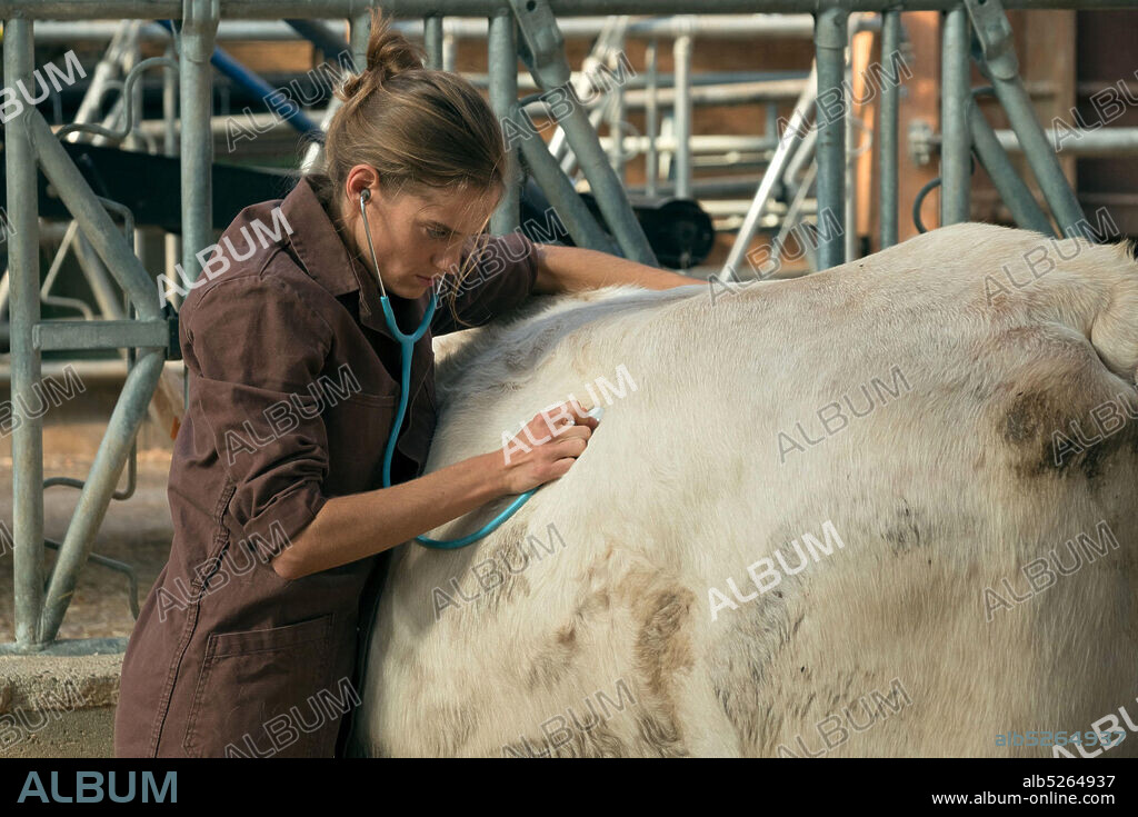NOEMIE SCHMIDT dans LES VÉTOS, 2019 (LES VETOS), réalisé par JULIE MANOUKIAN. Copyright LES FILMS DU 24.