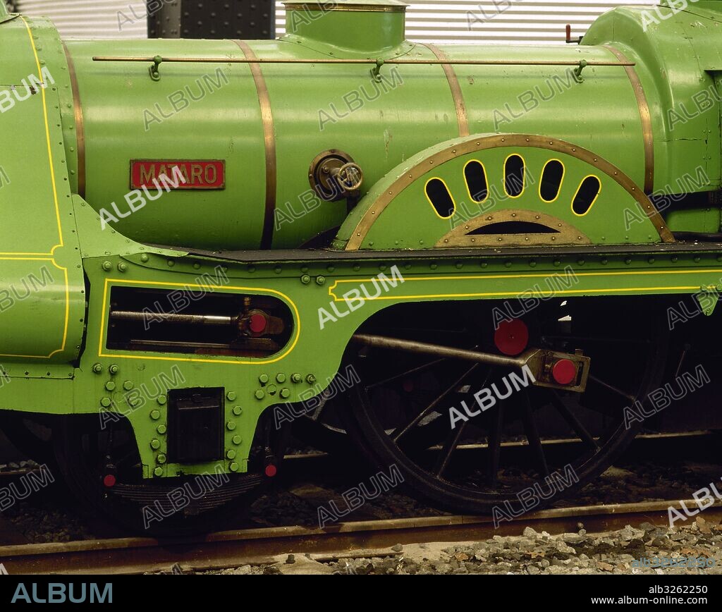 Ferrocarril "Barcelona-Mataró (1848). Construido para los actos conmemorativos de los 100 años de ferrocarril en 1948. La máquina es una réplica casi exacta de la que el 28-10-1848 inauguró la línea Barcelona-Mataró. Detalle de la biela. Exposición "150 años de ferrocarril en España" en la Estación de Francia de Barcelona (1998-1999). Cataluña.