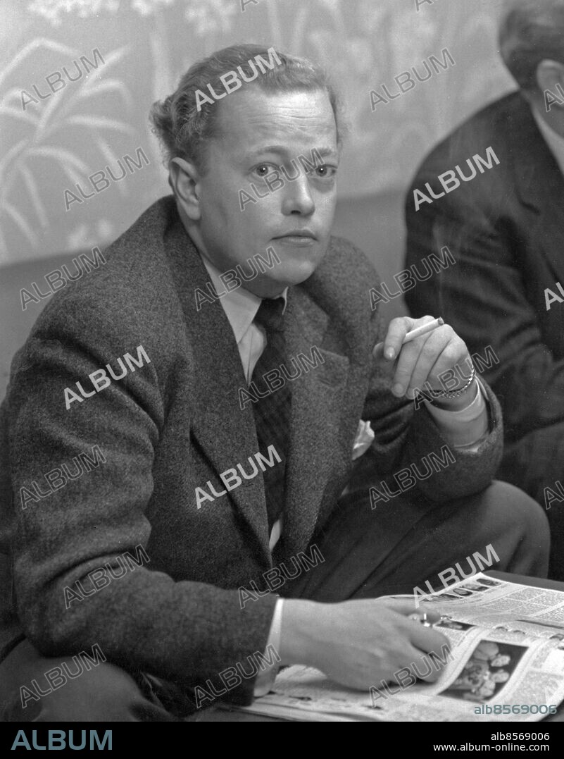 1956-11-06.. Rustan Älveby, journalist.. Foto: Bertil S-son Åberg / RiR / SVT / Kod: 5600. Bild publ. i RiR 39/59 sid. 38.. Reportage publ. i RiR 48/56 sid. 16.. Mapp: Älveby, Rustan. RiR 13217 sv/v.