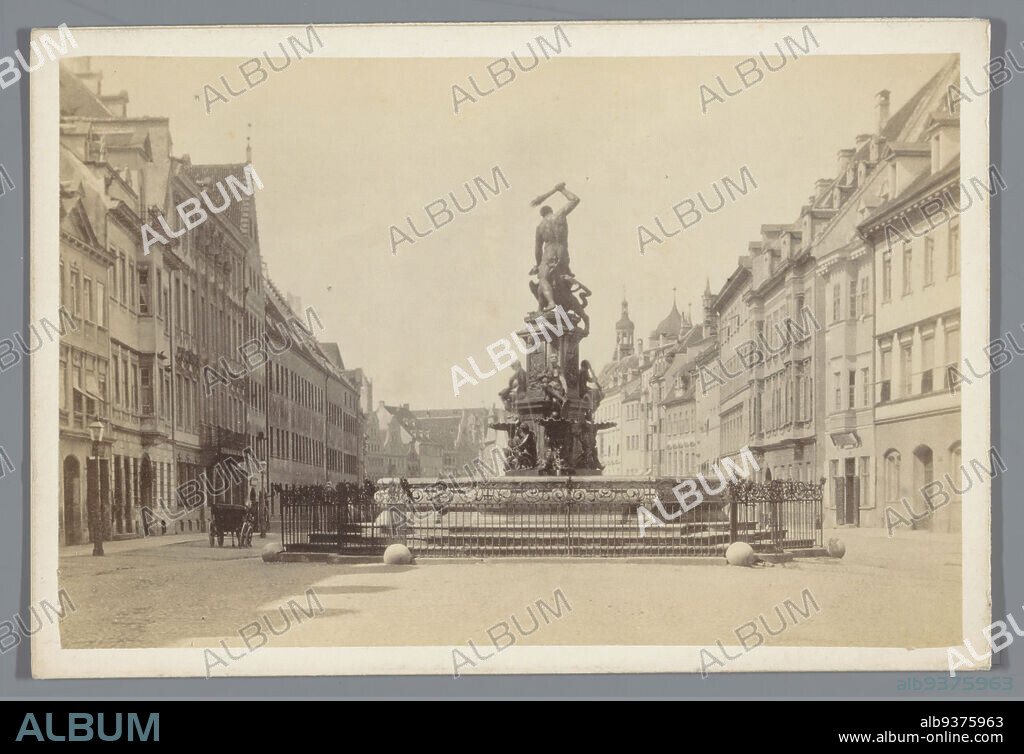 Herkulesbrunnen in Ausburg, Augsburg, Maximilianstrasse, Herkulesbrunnen (title on object), Ferdinand Brauer (mentioned on object), Adriaen de Vries, Augsburg, 1855 - 1885, paper, cardboard, albumen print, height 65 mm × width 96 mm.