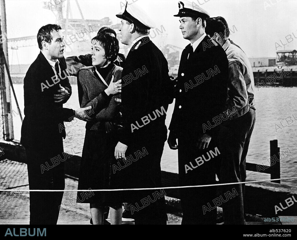 JULIE ANDREWS and PAUL NEWMAN in TORN CURTAIN, 1966, directed by ALFRED HITCHCOCK. Copyright UNIVERSAL PICTURES.