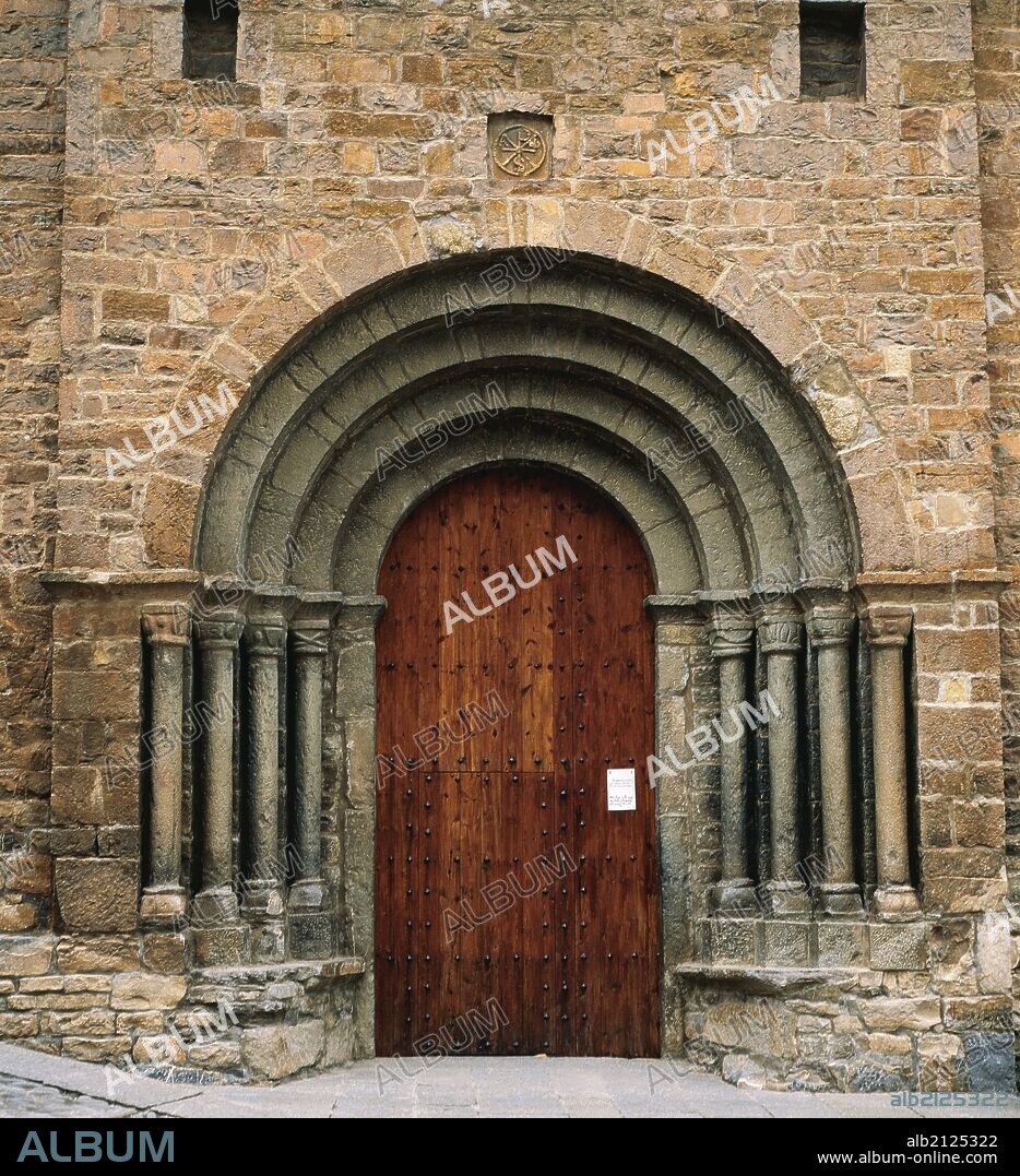 ARAGON. AINSA. Vista de la PUERTA PRINCIPAL de la IGLESIA DE SANTA MARIA (siglos XII-XIII), con cuatro arquivoltas y cuatro pares de columnas con capiteles de temas variados. Provincia de Huesca. España.