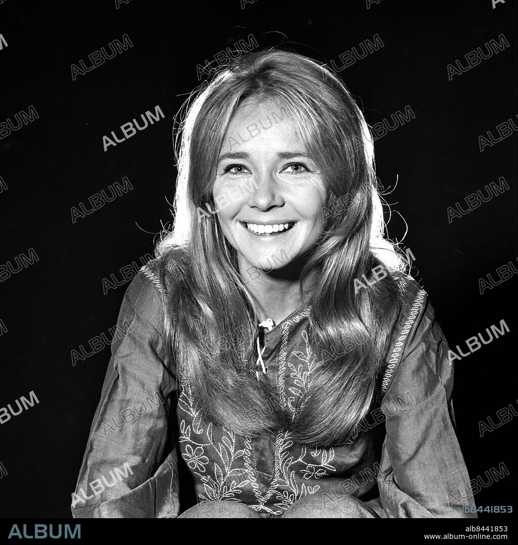 1971.. Lena Granhagen, skådespelerska.. Foto: Ulf Stråhle / RiR / SVT / Kod: 5600. Reportage publ. i RiR 41/71 sid. 6-7 inför TV-programmet Jag är fronten. Lena Granhagen och Cornelis Vreeswijk sjunger visor av Mikis Teodorakis.. RiR 20385 sv/v neg. Leende.