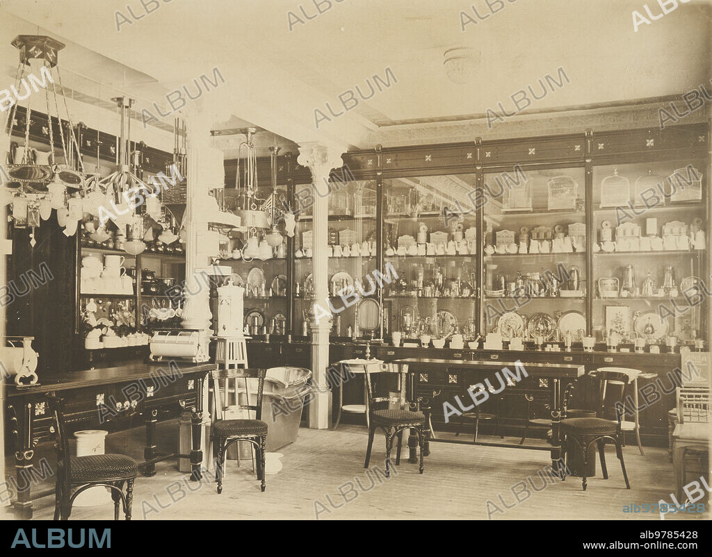 Madrid, abril de 1910. Vista interior del establecimiento de menaje de casa que el conocido industrial D. Manuel Canosa, hijo del Malogrado D. Ángel, ha instalado en la calle de Espoz y Mina, 1, con todos los adelantos modernos.