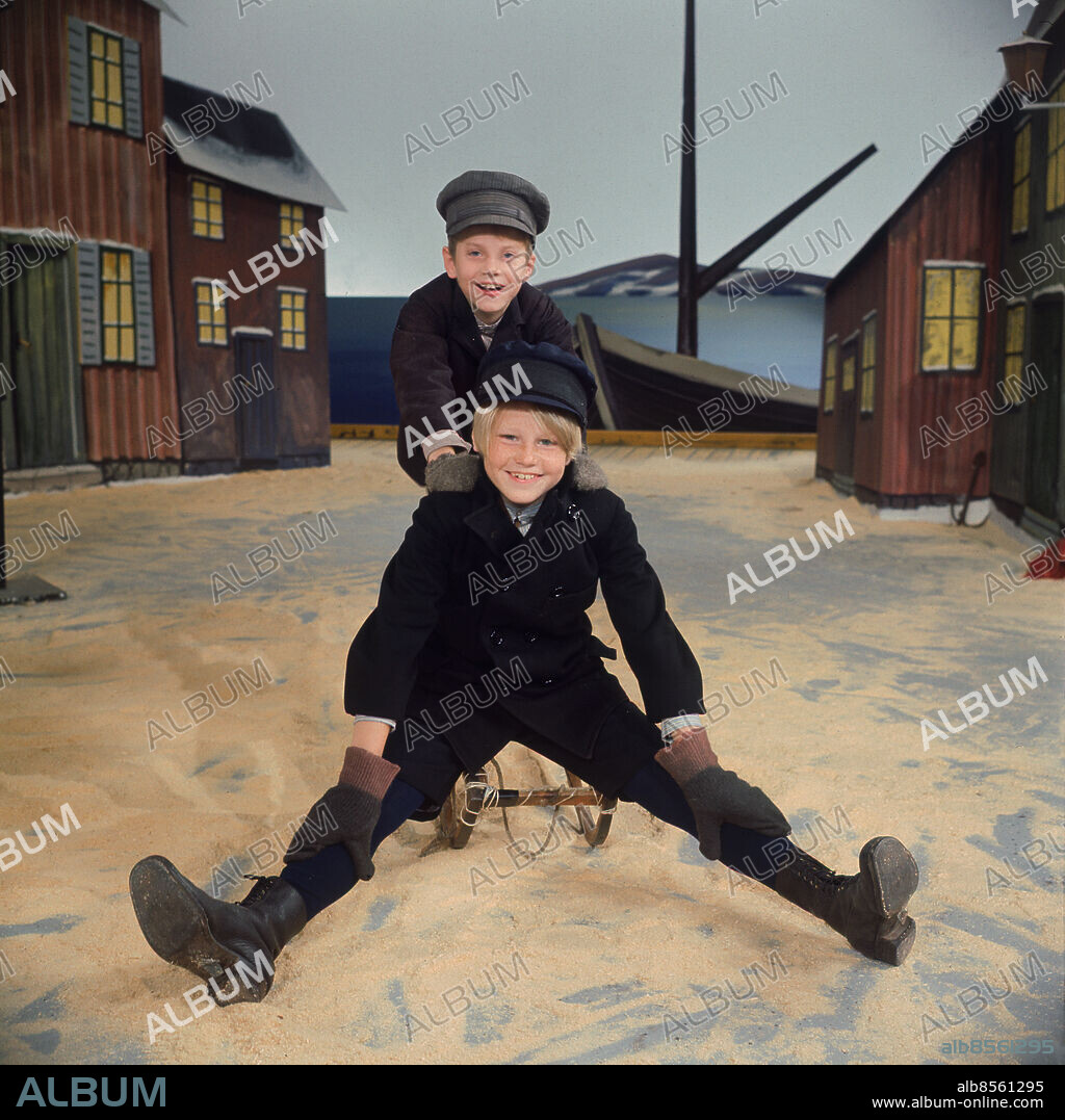 1966-07.. ADVENTSKALENDERN TV- och radioberättelse av Hans Peterson resp Rolf Bergström i TV-regi av Allan Rune Pettersson om människorna i en mycket liten stad i Sverige på 1910-talet. Sven - Ted Gärdestad Sänt första gången 1966-11-27. Bild tagen för reportage i RiR 48/66. Julkalendern Kamrater Scenografi Vänner CD541 persons: TED GÄRDESTAD sites: SVERIGE.