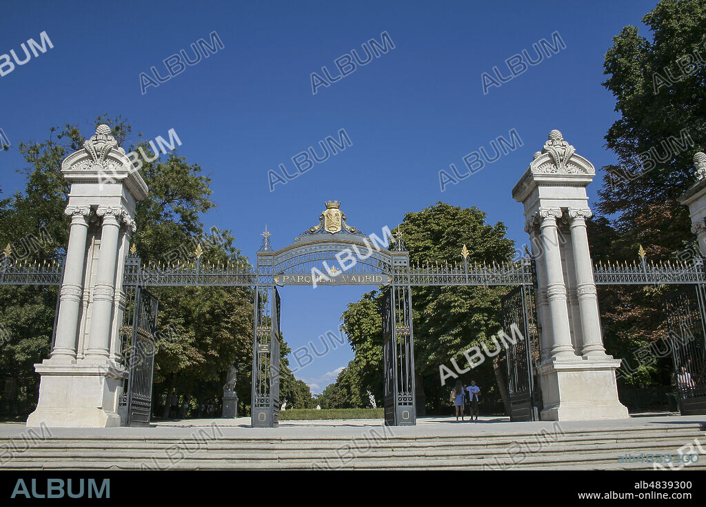 Madrid, Comunidad de Madrid, Spain, Europe.. El Retiro Park (Parque del Retiro). The gate of one of the entrances to the gardens.