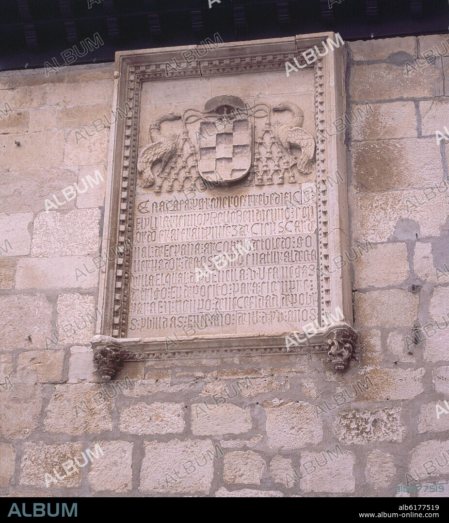 EXTERIOR - ESCUDO DEL CARDENAL CISNEROS EN LA FACHADA- S XVI.
