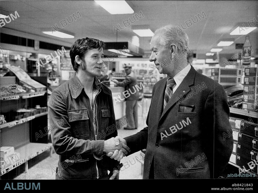 Boden 1978-10-04. Avskedade arbetaren Jörgen Lång på Bil och Traktor AB tar avskedad av vd Henrik Lindström efter den långa strejken. De som strejkat mot prestationslönder blev avskedade. Foto: Lennart Nygren / SvD / TT / kod 12014.