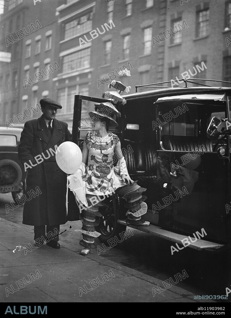 Competitor arrives by taxi for sunshine dancing finals . The finals of the Sunshine Dancing Competition in aid of the Sunshine Homes for Blind Babies took place at the Scale Theatre . Photo shows , Eileen Kelly , aged 19 arriving by taxi . 3 April 1936.