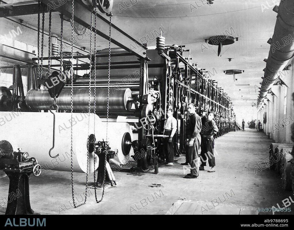 Rentería (Guipúzcoa), septiembre de 1913. Modernísima maquinaria para la fabricación de papel continuo, instalada en el nuevo edificio construido por La Papelera Española.