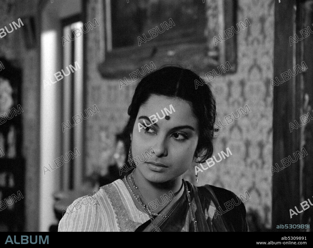 MADHABI MUKHERJEE en CHARULATA. LA ESPOSA SOLITARIA, 1964 (CHARULATA), dirigida por SATYAJIT RAY. Copyright R.D.BANSAL.