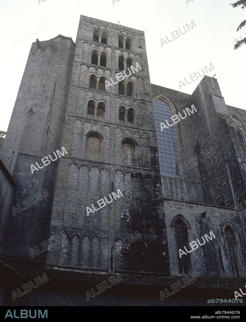 TORRE ROMANICA DE CARLOMAGNO ADOSADA A LA CATEDRAL - S XI.