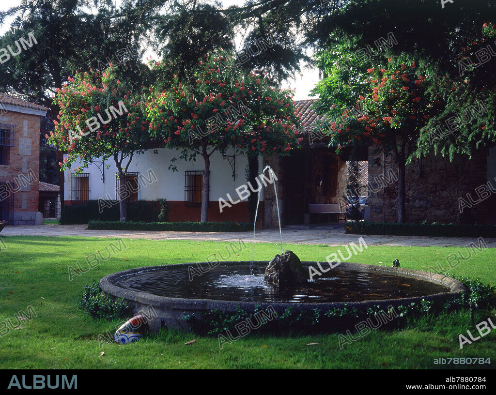 FUENTE EN EL JARDIN - CASTAÑOS DE INDIAS.