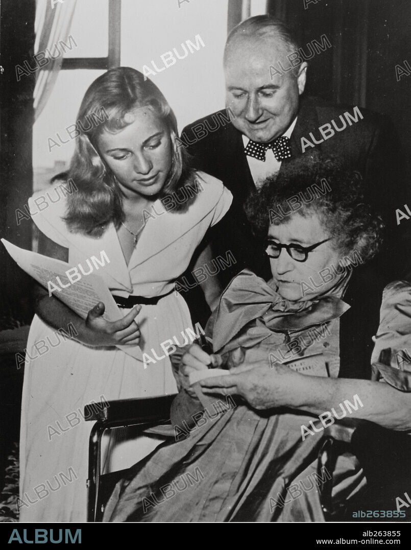 CLAUDE AUTANT-LARA, NICOLE BERGER and SIDONIE-GABRIELLE COLETTE in THE GAME OF LOVE, 1954 (LE BLE EN HERBE), directed by CLAUDE AUTANT-LARA. Copyright FRANCO LONDON FILMS.