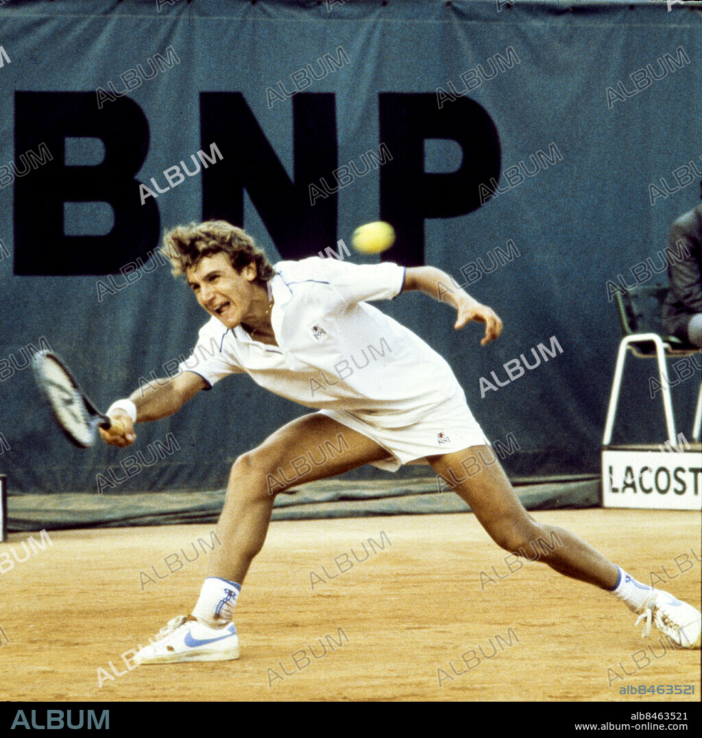 ARKIV PARIS 1982JUNI. Tennisspelaren Mats Wilander returnerar bollen i en tennismatch i Franska Öppna i juni 1982, på Roland Garros i Paris, Frankrike. Wilander vann turneringen genom att besegra argeninaren Guillermo Vilas i finalen med 3-1 i set.. Foto: Tommy Pedersen / EXP / TT / Kod: 36. **AFTONBLADET OUT**.