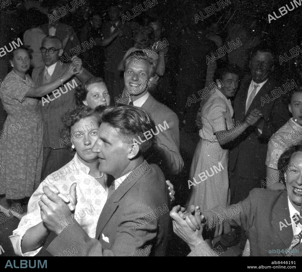 Midsommarfirande Midsommarafton på Strandbaden i Falsterbo 1952. Foto: Bertil Rubin / Sydsvenskan Bild / IBL Bildbyrå.