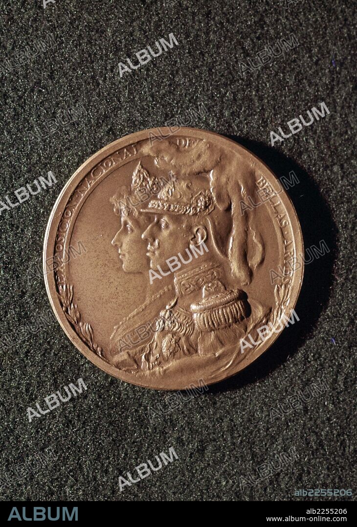 MONEDA DE ALFONSO XIII. REY DE ESPAÑA. MADRID. 1886 / 1941. MEDALLA CONMEMORATIVA DE LA EXPOSICION NACIONAL DE BELLAS ARTES EN LA QUE APARECE CON LA REINA VICTORIA EUGENIA.